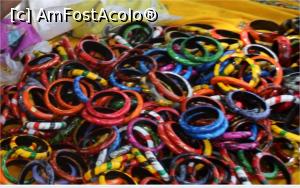 [P04] Dacă nu s-ar decolora, brățările de pe tarabe ar fi chiar interesante.  » foto by glcitizen
 - 
<span class="allrVoted glyphicon glyphicon-heart hidden" id="av873406"></span>
<a class="m-l-10 hidden" id="sv873406" onclick="voting_Foto_DelVot(,873406,22208)" role="button">șterge vot <span class="glyphicon glyphicon-remove"></span></a>
<a id="v9873406" class=" c-red"  onclick="voting_Foto_SetVot(873406)" role="button"><span class="glyphicon glyphicon-heart-empty"></span> <b>LIKE</b> = Votează poza</a> <img class="hidden"  id="f873406W9" src="/imagini/loader.gif" border="0" /><span class="AjErrMes hidden" id="e873406ErM"></span>