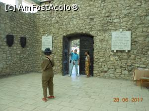 [P10] Lezhë - Memorialul Skanderbeg, cele două plăci de marmură de lângă intrare.  » foto by iulianic
 - 
<span class="allrVoted glyphicon glyphicon-heart hidden" id="av878298"></span>
<a class="m-l-10 hidden" id="sv878298" onclick="voting_Foto_DelVot(,878298,22278)" role="button">șterge vot <span class="glyphicon glyphicon-remove"></span></a>
<a id="v9878298" class=" c-red"  onclick="voting_Foto_SetVot(878298)" role="button"><span class="glyphicon glyphicon-heart-empty"></span> <b>LIKE</b> = Votează poza</a> <img class="hidden"  id="f878298W9" src="/imagini/loader.gif" border="0" /><span class="AjErrMes hidden" id="e878298ErM"></span>