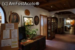 [P13] În dreapta este intrarea în sala de mese iar în foto sunt proprietarii.  » foto by Utube
 - 
<span class="allrVoted glyphicon glyphicon-heart hidden" id="av881330"></span>
<a class="m-l-10 hidden" id="sv881330" onclick="voting_Foto_DelVot(,881330,22346)" role="button">șterge vot <span class="glyphicon glyphicon-remove"></span></a>
<a id="v9881330" class=" c-red"  onclick="voting_Foto_SetVot(881330)" role="button"><span class="glyphicon glyphicon-heart-empty"></span> <b>LIKE</b> = Votează poza</a> <img class="hidden"  id="f881330W9" src="/imagini/loader.gif" border="0" /><span class="AjErrMes hidden" id="e881330ErM"></span>