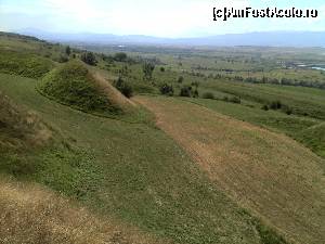 [P26] Piramidele de la Şona. Agricultură și ceva piscicultură, în plan îndepărtat, în râul Olt :-)  » foto by FlorinAndrei
 - 
<span class="allrVoted glyphicon glyphicon-heart hidden" id="av622970"></span>
<a class="m-l-10 hidden" id="sv622970" onclick="voting_Foto_DelVot(,622970,22448)" role="button">șterge vot <span class="glyphicon glyphicon-remove"></span></a>
<a id="v9622970" class=" c-red"  onclick="voting_Foto_SetVot(622970)" role="button"><span class="glyphicon glyphicon-heart-empty"></span> <b>LIKE</b> = Votează poza</a> <img class="hidden"  id="f622970W9" src="/imagini/loader.gif" border="0" /><span class="AjErrMes hidden" id="e622970ErM"></span>