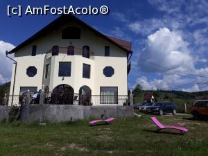[P41] În curtea din fața casei pajiști și șezloange.  » foto by Aurici
 - 
<span class="allrVoted glyphicon glyphicon-heart hidden" id="av1033245"></span>
<a class="m-l-10 hidden" id="sv1033245" onclick="voting_Foto_DelVot(,1033245,22477)" role="button">șterge vot <span class="glyphicon glyphicon-remove"></span></a>
<a id="v91033245" class=" c-red"  onclick="voting_Foto_SetVot(1033245)" role="button"><span class="glyphicon glyphicon-heart-empty"></span> <b>LIKE</b> = Votează poza</a> <img class="hidden"  id="f1033245W9" src="/imagini/loader.gif" border="0" /><span class="AjErrMes hidden" id="e1033245ErM"></span>
