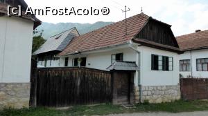 [P03] Casa Zabos, construită în stil tradițional, datând din secolul XIX și renovată în 2002. În spate se vede o veche casă istorică (din 1749), iobăgească, refăcută în 2008-2010. În stânga Casei Zabos este poarta tradițională din lemn (acces auto în curte).  » foto by Lucien
 - 
<span class="allrVoted glyphicon glyphicon-heart hidden" id="av890402"></span>
<a class="m-l-10 hidden" id="sv890402" onclick="voting_Foto_DelVot(,890402,22515)" role="button">șterge vot <span class="glyphicon glyphicon-remove"></span></a>
<a id="v9890402" class=" c-red"  onclick="voting_Foto_SetVot(890402)" role="button"><span class="glyphicon glyphicon-heart-empty"></span> <b>LIKE</b> = Votează poza</a> <img class="hidden"  id="f890402W9" src="/imagini/loader.gif" border="0" /><span class="AjErrMes hidden" id="e890402ErM"></span>