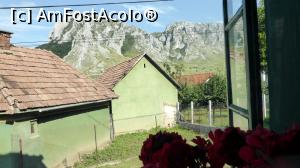 [P08] Piatra Secuiului (cu Colții Trascăului în stânga) văzute de la fereastra cu mușcate a Casei Zabos » foto by Lucien
 - 
<span class="allrVoted glyphicon glyphicon-heart hidden" id="av890407"></span>
<a class="m-l-10 hidden" id="sv890407" onclick="voting_Foto_DelVot(,890407,22515)" role="button">șterge vot <span class="glyphicon glyphicon-remove"></span></a>
<a id="v9890407" class=" c-red"  onclick="voting_Foto_SetVot(890407)" role="button"><span class="glyphicon glyphicon-heart-empty"></span> <b>LIKE</b> = Votează poza</a> <img class="hidden"  id="f890407W9" src="/imagini/loader.gif" border="0" /><span class="AjErrMes hidden" id="e890407ErM"></span>