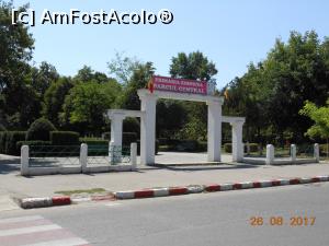 [P14] Zimnicea - Una dintre intrările în Parcul central, vis-a-vis de Hotel Inter.  » foto by iulianic
 - 
<span class="allrVoted glyphicon glyphicon-heart hidden" id="av895602"></span>
<a class="m-l-10 hidden" id="sv895602" onclick="voting_Foto_DelVot(,895602,22671)" role="button">șterge vot <span class="glyphicon glyphicon-remove"></span></a>
<a id="v9895602" class=" c-red"  onclick="voting_Foto_SetVot(895602)" role="button"><span class="glyphicon glyphicon-heart-empty"></span> <b>LIKE</b> = Votează poza</a> <img class="hidden"  id="f895602W9" src="/imagini/loader.gif" border="0" /><span class="AjErrMes hidden" id="e895602ErM"></span>