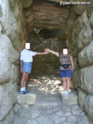 [P12] Una din porti unde va povesteam ca se aflau soldatii -in spate se vad scarile de care v-am povestit ---- turistii se distrau incrucisand mainile sugerand lancile soldatilor » foto by danadana*
 - 
<span class="allrVoted glyphicon glyphicon-heart hidden" id="av541804"></span>
<a class="m-l-10 hidden" id="sv541804" onclick="voting_Foto_DelVot(,541804,22820)" role="button">șterge vot <span class="glyphicon glyphicon-remove"></span></a>
<a id="v9541804" class=" c-red"  onclick="voting_Foto_SetVot(541804)" role="button"><span class="glyphicon glyphicon-heart-empty"></span> <b>LIKE</b> = Votează poza</a> <img class="hidden"  id="f541804W9" src="/imagini/loader.gif" border="0" /><span class="AjErrMes hidden" id="e541804ErM"></span>