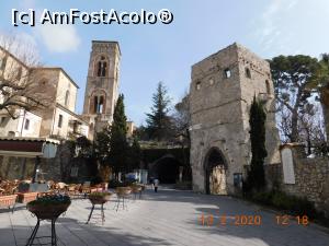 [P20] Piazza Duomo din Ravello cu Turnul Porţii Villei Rufolo şi turnul clopotniţei Domului » foto by irinad
 - 
<span class="allrVoted glyphicon glyphicon-heart hidden" id="av1165015"></span>
<a class="m-l-10 hidden" id="sv1165015" onclick="voting_Foto_DelVot(,1165015,22822)" role="button">șterge vot <span class="glyphicon glyphicon-remove"></span></a>
<a id="v91165015" class=" c-red"  onclick="voting_Foto_SetVot(1165015)" role="button"><span class="glyphicon glyphicon-heart-empty"></span> <b>LIKE</b> = Votează poza</a> <img class="hidden"  id="f1165015W9" src="/imagini/loader.gif" border="0" /><span class="AjErrMes hidden" id="e1165015ErM"></span>