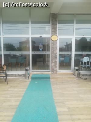 [P02] Intrarea în hotel » foto by bobyrodin
 - 
<span class="allrVoted glyphicon glyphicon-heart hidden" id="av982324"></span>
<a class="m-l-10 hidden" id="sv982324" onclick="voting_Foto_DelVot(,982324,22824)" role="button">șterge vot <span class="glyphicon glyphicon-remove"></span></a>
<a id="v9982324" class=" c-red"  onclick="voting_Foto_SetVot(982324)" role="button"><span class="glyphicon glyphicon-heart-empty"></span> <b>LIKE</b> = Votează poza</a> <img class="hidden"  id="f982324W9" src="/imagini/loader.gif" border="0" /><span class="AjErrMes hidden" id="e982324ErM"></span>