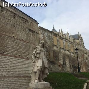 [P09] Statuia lui Racine, unul dintre fostii elevi cu care colegiul din localitate se mandreste, statuie aflata vis a vis de patiserie Covelli (in plan secund se vad turlele catedralei)  » foto by arcrom
 - 
<span class="allrVoted glyphicon glyphicon-heart hidden" id="av913153"></span>
<a class="m-l-10 hidden" id="sv913153" onclick="voting_Foto_DelVot(,913153,22887)" role="button">șterge vot <span class="glyphicon glyphicon-remove"></span></a>
<a id="v9913153" class=" c-red"  onclick="voting_Foto_SetVot(913153)" role="button"><span class="glyphicon glyphicon-heart-empty"></span> <b>LIKE</b> = Votează poza</a> <img class="hidden"  id="f913153W9" src="/imagini/loader.gif" border="0" /><span class="AjErrMes hidden" id="e913153ErM"></span>