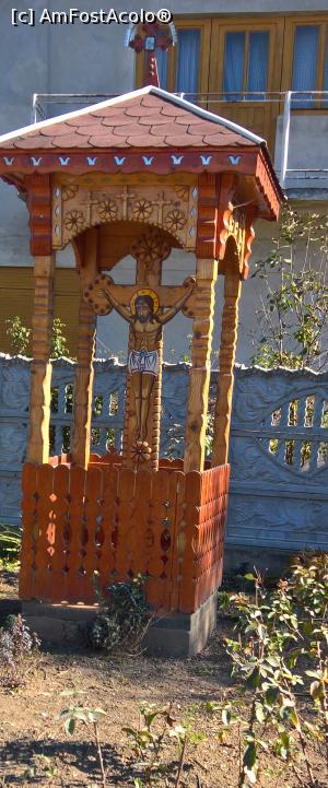 [P04] Troițele se pare că și aici sînt un must have ori în afara proprietății ori în interiorul lor » foto by AZE
 - 
<span class="allrVoted glyphicon glyphicon-heart hidden" id="av914118"></span>
<a class="m-l-10 hidden" id="sv914118" onclick="voting_Foto_DelVot(,914118,22908)" role="button">șterge vot <span class="glyphicon glyphicon-remove"></span></a>
<a id="v9914118" class=" c-red"  onclick="voting_Foto_SetVot(914118)" role="button"><span class="glyphicon glyphicon-heart-empty"></span> <b>LIKE</b> = Votează poza</a> <img class="hidden"  id="f914118W9" src="/imagini/loader.gif" border="0" /><span class="AjErrMes hidden" id="e914118ErM"></span>