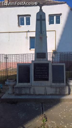 [P06] Monumentul eroilor din satul Boarta- la stânga cei din primul război mondial, la dreapta cei din al doilea război mondial » foto by AZE
 - 
<span class="allrVoted glyphicon glyphicon-heart hidden" id="av914123"></span>
<a class="m-l-10 hidden" id="sv914123" onclick="voting_Foto_DelVot(,914123,22908)" role="button">șterge vot <span class="glyphicon glyphicon-remove"></span></a>
<a id="v9914123" class=" c-red"  onclick="voting_Foto_SetVot(914123)" role="button"><span class="glyphicon glyphicon-heart-empty"></span> <b>LIKE</b> = Votează poza</a> <img class="hidden"  id="f914123W9" src="/imagini/loader.gif" border="0" /><span class="AjErrMes hidden" id="e914123ErM"></span>