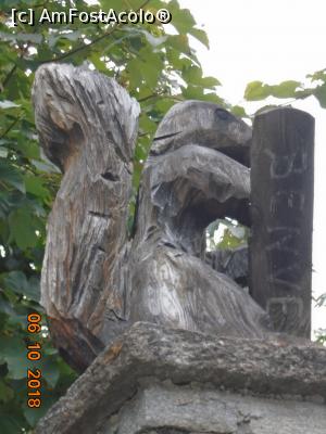 [P23] O sculptură din lemn la intrarea în curtea hotelului » foto by Mitica49
 - 
<span class="allrVoted glyphicon glyphicon-heart hidden" id="av1022798"></span>
<a class="m-l-10 hidden" id="sv1022798" onclick="voting_Foto_DelVot(,1022798,22914)" role="button">șterge vot <span class="glyphicon glyphicon-remove"></span></a>
<a id="v91022798" class=" c-red"  onclick="voting_Foto_SetVot(1022798)" role="button"><span class="glyphicon glyphicon-heart-empty"></span> <b>LIKE</b> = Votează poza</a> <img class="hidden"  id="f1022798W9" src="/imagini/loader.gif" border="0" /><span class="AjErrMes hidden" id="e1022798ErM"></span>