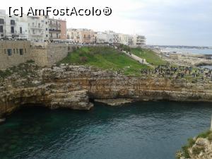 P11 [MAR-2016] Vedere spre golful Cala Porto, tot dintr-un balcon din orașul vechi. 