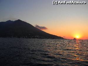 P17 [JUL-2014] Stromboli de pe mare. In asteptarea eruptiei faceam poze la ce se nimerea. Ca de exemplu acest superb apus de soare (ca doar ma stiti ca-mi plac apusurile) 