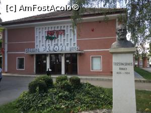 [P63] Targu Secuiesc - Cinemtograful dar si un alt bust al unei personalitati locale » foto by mishu
 - 
<span class="allrVoted glyphicon glyphicon-heart hidden" id="av1182169"></span>
<a class="m-l-10 hidden" id="sv1182169" onclick="voting_Foto_DelVot(,1182169,23063)" role="button">șterge vot <span class="glyphicon glyphicon-remove"></span></a>
<a id="v91182169" class=" c-red"  onclick="voting_Foto_SetVot(1182169)" role="button"><span class="glyphicon glyphicon-heart-empty"></span> <b>LIKE</b> = Votează poza</a> <img class="hidden"  id="f1182169W9" src="/imagini/loader.gif" border="0" /><span class="AjErrMes hidden" id="e1182169ErM"></span>