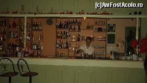 [P04] Detalii interior. Barul, băiatul de acolo este albanezul. El, Makis și belgianul serveau la mese. Bucătarii nu i-am văzut.  » foto by johnnyredlabel †
 - 
<span class="allrVoted glyphicon glyphicon-heart hidden" id="av583744"></span>
<a class="m-l-10 hidden" id="sv583744" onclick="voting_Foto_DelVot(,583744,23121)" role="button">șterge vot <span class="glyphicon glyphicon-remove"></span></a>
<a id="v9583744" class=" c-red"  onclick="voting_Foto_SetVot(583744)" role="button"><span class="glyphicon glyphicon-heart-empty"></span> <b>LIKE</b> = Votează poza</a> <img class="hidden"  id="f583744W9" src="/imagini/loader.gif" border="0" /><span class="AjErrMes hidden" id="e583744ErM"></span>