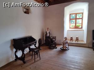 [P24] Castelul Predjama; sala de mese/cameră de zi » foto by crismis
 - 
<span class="allrVoted glyphicon glyphicon-heart hidden" id="av1529279"></span>
<a class="m-l-10 hidden" id="sv1529279" onclick="voting_Foto_DelVot(,1529279,23209)" role="button">șterge vot <span class="glyphicon glyphicon-remove"></span></a>
<a id="v91529279" class=" c-red"  onclick="voting_Foto_SetVot(1529279)" role="button"><span class="glyphicon glyphicon-heart-empty"></span> <b>LIKE</b> = Votează poza</a> <img class="hidden"  id="f1529279W9" src="/imagini/loader.gif" border="0" /><span class="AjErrMes hidden" id="e1529279ErM"></span>