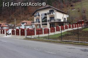 [P24] Moieciu, Pensiunea Ayana Chic Villa văzută din stradă » foto by mprofeanu
 - 
<span class="allrVoted glyphicon glyphicon-heart hidden" id="av930436"></span>
<a class="m-l-10 hidden" id="sv930436" onclick="voting_Foto_DelVot(,930436,23230)" role="button">șterge vot <span class="glyphicon glyphicon-remove"></span></a>
<a id="v9930436" class=" c-red"  onclick="voting_Foto_SetVot(930436)" role="button"><span class="glyphicon glyphicon-heart-empty"></span> <b>LIKE</b> = Votează poza</a> <img class="hidden"  id="f930436W9" src="/imagini/loader.gif" border="0" /><span class="AjErrMes hidden" id="e930436ErM"></span>