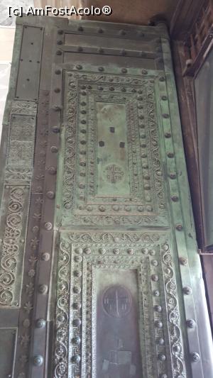 [P02] Usile din bronz la iesirea din Sfanta Sofia » foto by rudy
 - 
<span class="allrVoted glyphicon glyphicon-heart hidden" id="av1016949"></span>
<a class="m-l-10 hidden" id="sv1016949" onclick="voting_Foto_DelVot(,1016949,23242)" role="button">șterge vot <span class="glyphicon glyphicon-remove"></span></a>
<a id="v91016949" class=" c-red"  onclick="voting_Foto_SetVot(1016949)" role="button"><span class="glyphicon glyphicon-heart-empty"></span> <b>LIKE</b> = Votează poza</a> <img class="hidden"  id="f1016949W9" src="/imagini/loader.gif" border="0" /><span class="AjErrMes hidden" id="e1016949ErM"></span>