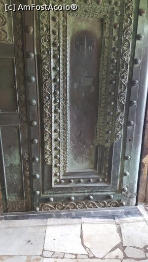 [P03] Usa din bronz blocata in pamant » foto by rudy
 - 
<span class="allrVoted glyphicon glyphicon-heart hidden" id="av1016950"></span>
<a class="m-l-10 hidden" id="sv1016950" onclick="voting_Foto_DelVot(,1016950,23242)" role="button">șterge vot <span class="glyphicon glyphicon-remove"></span></a>
<a id="v91016950" class=" c-red"  onclick="voting_Foto_SetVot(1016950)" role="button"><span class="glyphicon glyphicon-heart-empty"></span> <b>LIKE</b> = Votează poza</a> <img class="hidden"  id="f1016950W9" src="/imagini/loader.gif" border="0" /><span class="AjErrMes hidden" id="e1016950ErM"></span>