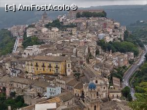 [P08] Ragusa Ibla, cu un pic de zoom. În prim plan domul albastru al Chiesei Santa Maria dell'Itria, în spate Chiesa del Purgatorio, puțin în stânga Palazzo Sortino Trono, clădirea galbenă și Turnul cu ceas. În plan îndepărtat se vede domul San Giorgio și în dreapta clădirile fostei mânăstiri, din Giardino Hybleo. » foto by maryka
 - 
<span class="allrVoted glyphicon glyphicon-heart hidden" id="av1337149"></span>
<a class="m-l-10 hidden" id="sv1337149" onclick="voting_Foto_DelVot(,1337149,23381)" role="button">șterge vot <span class="glyphicon glyphicon-remove"></span></a>
<a id="v91337149" class=" c-red"  onclick="voting_Foto_SetVot(1337149)" role="button"><span class="glyphicon glyphicon-heart-empty"></span> <b>LIKE</b> = Votează poza</a> <img class="hidden"  id="f1337149W9" src="/imagini/loader.gif" border="0" /><span class="AjErrMes hidden" id="e1337149ErM"></span>