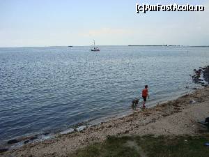 [P23] Peisaj cu lacul unde un localnic isi plimba cainele... liniste si pace...  » foto by mireille
 - 
<span class="allrVoted glyphicon glyphicon-heart hidden" id="av585856"></span>
<a class="m-l-10 hidden" id="sv585856" onclick="voting_Foto_DelVot(,585856,23417)" role="button">șterge vot <span class="glyphicon glyphicon-remove"></span></a>
<a id="v9585856" class=" c-red"  onclick="voting_Foto_SetVot(585856)" role="button"><span class="glyphicon glyphicon-heart-empty"></span> <b>LIKE</b> = Votează poza</a> <img class="hidden"  id="f585856W9" src="/imagini/loader.gif" border="0" /><span class="AjErrMes hidden" id="e585856ErM"></span>