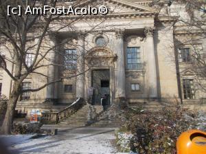 [P04] Berlin. Intrarea principală în Dom. Februarie, pete de zăpadă.  » foto by mihaelavoicu
 - 
<span class="allrVoted glyphicon glyphicon-heart hidden" id="av944146"></span>
<a class="m-l-10 hidden" id="sv944146" onclick="voting_Foto_DelVot(,944146,23441)" role="button">șterge vot <span class="glyphicon glyphicon-remove"></span></a>
<a id="v9944146" class=" c-red"  onclick="voting_Foto_SetVot(944146)" role="button"><span class="glyphicon glyphicon-heart-empty"></span> <b>LIKE</b> = Votează poza</a> <img class="hidden"  id="f944146W9" src="/imagini/loader.gif" border="0" /><span class="AjErrMes hidden" id="e944146ErM"></span>