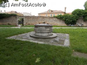 [P02] O veche fântână în Burano. Și totuși, de unde apă dulce? Acum, localnicii o cumpără înbuteliată.  » foto by mihaelavoicu
 - 
<span class="allrVoted glyphicon glyphicon-heart hidden" id="av980925"></span>
<a class="m-l-10 hidden" id="sv980925" onclick="voting_Foto_DelVot(,980925,23454)" role="button">șterge vot <span class="glyphicon glyphicon-remove"></span></a>
<a id="v9980925" class=" c-red"  onclick="voting_Foto_SetVot(980925)" role="button"><span class="glyphicon glyphicon-heart-empty"></span> <b>LIKE</b> = Votează poza</a> <img class="hidden"  id="f980925W9" src="/imagini/loader.gif" border="0" /><span class="AjErrMes hidden" id="e980925ErM"></span>
