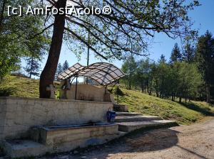 [P07] În apropierea acestui izvor am parcat mașina și de acolo ”am drumețit” pe jos. Din Comănești până la izvor parcursesem cu mașina 2 kilometri.  » foto by Floryn81
 - 
<span class="allrVoted glyphicon glyphicon-heart hidden" id="av1018176"></span>
<a class="m-l-10 hidden" id="sv1018176" onclick="voting_Foto_DelVot(,1018176,23619)" role="button">șterge vot <span class="glyphicon glyphicon-remove"></span></a>
<a id="v91018176" class=" c-red"  onclick="voting_Foto_SetVot(1018176)" role="button"><span class="glyphicon glyphicon-heart-empty"></span> <b>LIKE</b> = Votează poza</a> <img class="hidden"  id="f1018176W9" src="/imagini/loader.gif" border="0" /><span class="AjErrMes hidden" id="e1018176ErM"></span>