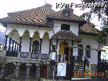 [P03] Casa Memoriala 'Cezar Petrescu' din Busteni, vedere frontala. In usa se poate ghici silueta doamnei care vegheaza asupra lacasului si care, cu pasiune si amabilitate, ne-a calauzit pasii pe urmele scriitorului. Ii multumim inca o data pe aceasta cale si pentru ca ne-a dezvaluit 'taina' uriasului care se odihneste in inaltimea Caraimanului. » foto by krondia*
 - 
<span class="allrVoted glyphicon glyphicon-heart hidden" id="av39556"></span>
<a class="m-l-10 hidden" id="sv39556" onclick="voting_Foto_DelVot(,39556,23647)" role="button">șterge vot <span class="glyphicon glyphicon-remove"></span></a>
<a id="v939556" class=" c-red"  onclick="voting_Foto_SetVot(39556)" role="button"><span class="glyphicon glyphicon-heart-empty"></span> <b>LIKE</b> = Votează poza</a> <img class="hidden"  id="f39556W9" src="/imagini/loader.gif" border="0" /><span class="AjErrMes hidden" id="e39556ErM"></span>