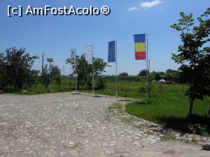 [P25] Filipeștii de Târg - Conacul Pană Filipescu. Lângă poartă.  » foto by iulianic
 - 
<span class="allrVoted glyphicon glyphicon-heart hidden" id="av982421"></span>
<a class="m-l-10 hidden" id="sv982421" onclick="voting_Foto_DelVot(,982421,23926)" role="button">șterge vot <span class="glyphicon glyphicon-remove"></span></a>
<a id="v9982421" class=" c-red"  onclick="voting_Foto_SetVot(982421)" role="button"><span class="glyphicon glyphicon-heart-empty"></span> <b>LIKE</b> = Votează poza</a> <img class="hidden"  id="f982421W9" src="/imagini/loader.gif" border="0" /><span class="AjErrMes hidden" id="e982421ErM"></span>