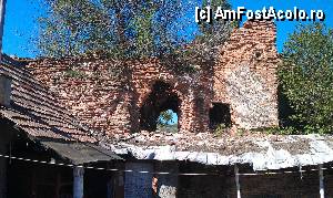 [P13] Casă a cărei construcţie este lipită de ruinele Conacului Drăghici Cantacuzino. Măgureni jud. Prahova.  » foto by traian.leuca †
 - 
<span class="allrVoted glyphicon glyphicon-heart hidden" id="av415012"></span>
<a class="m-l-10 hidden" id="sv415012" onclick="voting_Foto_DelVot(,415012,23926)" role="button">șterge vot <span class="glyphicon glyphicon-remove"></span></a>
<a id="v9415012" class=" c-red"  onclick="voting_Foto_SetVot(415012)" role="button"><span class="glyphicon glyphicon-heart-empty"></span> <b>LIKE</b> = Votează poza</a> <img class="hidden"  id="f415012W9" src="/imagini/loader.gif" border="0" /><span class="AjErrMes hidden" id="e415012ErM"></span>
