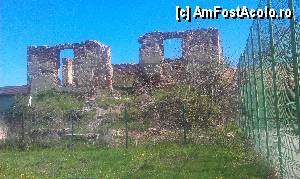 [P19] Ruinele conacului Matei şi Toma Cantacuzino (văzute din curtea şcolii). Filipeşti de Pădure jud. Prahova.  » foto by traian.leuca †
 - 
<span class="allrVoted glyphicon glyphicon-heart hidden" id="av415018"></span>
<a class="m-l-10 hidden" id="sv415018" onclick="voting_Foto_DelVot(,415018,23926)" role="button">șterge vot <span class="glyphicon glyphicon-remove"></span></a>
<a id="v9415018" class=" c-red"  onclick="voting_Foto_SetVot(415018)" role="button"><span class="glyphicon glyphicon-heart-empty"></span> <b>LIKE</b> = Votează poza</a> <img class="hidden"  id="f415018W9" src="/imagini/loader.gif" border="0" /><span class="AjErrMes hidden" id="e415018ErM"></span>