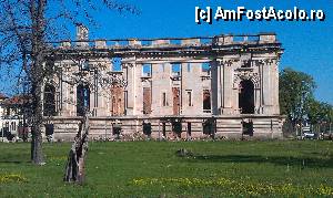 [P08] Palatul Cantacuzino-Micul Trianon (vedere laterală). Floreşti jud. Prahova.  » foto by traian.leuca †
 - 
<span class="allrVoted glyphicon glyphicon-heart hidden" id="av415007"></span>
<a class="m-l-10 hidden" id="sv415007" onclick="voting_Foto_DelVot(,415007,23926)" role="button">șterge vot <span class="glyphicon glyphicon-remove"></span></a>
<a id="v9415007" class=" c-red"  onclick="voting_Foto_SetVot(415007)" role="button"><span class="glyphicon glyphicon-heart-empty"></span> <b>LIKE</b> = Votează poza</a> <img class="hidden"  id="f415007W9" src="/imagini/loader.gif" border="0" /><span class="AjErrMes hidden" id="e415007ErM"></span>