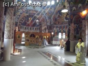[P32] Manastirea Jercalai - si acesta este interiorul bisericii noi in acre totul pare deosebit fata de ce vazusem pana atunci, inclusiv straiele aurii ale preotului. Aici ce m-a frapat este catapeteasma care nu este inalta pentru a lasa sa se vada spatiul altarului. » foto by mishu
 - 
<span class="allrVoted glyphicon glyphicon-heart hidden" id="av799640"></span>
<a class="m-l-10 hidden" id="sv799640" onclick="voting_Foto_DelVot(,799640,23926)" role="button">șterge vot <span class="glyphicon glyphicon-remove"></span></a>
<a id="v9799640" class=" c-red"  onclick="voting_Foto_SetVot(799640)" role="button"><span class="glyphicon glyphicon-heart-empty"></span> <b>LIKE</b> = Votează poza</a> <img class="hidden"  id="f799640W9" src="/imagini/loader.gif" border="0" /><span class="AjErrMes hidden" id="e799640ErM"></span>