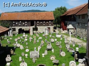 [P14] Exponatele de piatră „zâmbesc” la soare - Sângeru, Prahova.  » foto by tata123 🔱
 - 
<span class="allrVoted glyphicon glyphicon-heart hidden" id="av998028"></span>
<a class="m-l-10 hidden" id="sv998028" onclick="voting_Foto_DelVot(,998028,23926)" role="button">șterge vot <span class="glyphicon glyphicon-remove"></span></a>
<a id="v9998028" class=" c-red"  onclick="voting_Foto_SetVot(998028)" role="button"><span class="glyphicon glyphicon-heart-empty"></span> <b>LIKE</b> = Votează poza</a> <img class="hidden"  id="f998028W9" src="/imagini/loader.gif" border="0" /><span class="AjErrMes hidden" id="e998028ErM"></span>