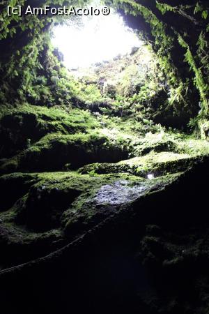 P10 [JUN-2018] Insula Terceira, Gruta Algar do Carvao, Vedere în sus spre craterul ovaloid de intrare