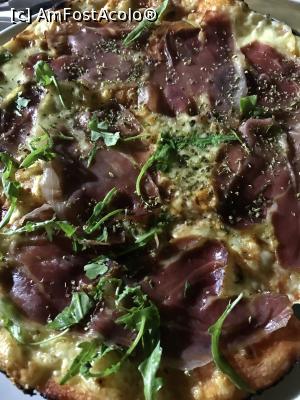 [P24] Ce era sub salată, pizza era imensă, pentru două persoane.  » foto by krisstinna
 - 
<span class="allrVoted glyphicon glyphicon-heart hidden" id="av1039026"></span>
<a class="m-l-10 hidden" id="sv1039026" onclick="voting_Foto_DelVot(,1039026,24022)" role="button">șterge vot <span class="glyphicon glyphicon-remove"></span></a>
<a id="v91039026" class=" c-red"  onclick="voting_Foto_SetVot(1039026)" role="button"><span class="glyphicon glyphicon-heart-empty"></span> <b>LIKE</b> = Votează poza</a> <img class="hidden"  id="f1039026W9" src="/imagini/loader.gif" border="0" /><span class="AjErrMes hidden" id="e1039026ErM"></span>
