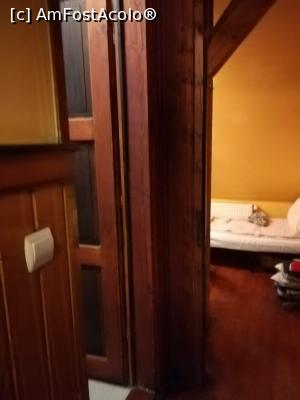 [P15] Poza de pe holul hostelului. In fata camera, in stanga dusul, in dreapta grupul sanitar.  » foto by fanespoitorul
 - 
<span class="allrVoted glyphicon glyphicon-heart hidden" id="av989589"></span>
<a class="m-l-10 hidden" id="sv989589" onclick="voting_Foto_DelVot(,989589,24024)" role="button">șterge vot <span class="glyphicon glyphicon-remove"></span></a>
<a id="v9989589" class=" c-red"  onclick="voting_Foto_SetVot(989589)" role="button"><span class="glyphicon glyphicon-heart-empty"></span> <b>LIKE</b> = Votează poza</a> <img class="hidden"  id="f989589W9" src="/imagini/loader.gif" border="0" /><span class="AjErrMes hidden" id="e989589ErM"></span>