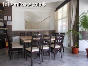 [P04] Fetești - Hotel Miorița. În fața recepției.  » foto by iulianic
 - 
<span class="allrVoted glyphicon glyphicon-heart hidden" id="av1000357"></span>
<a class="m-l-10 hidden" id="sv1000357" onclick="voting_Foto_DelVot(,1000357,24156)" role="button">șterge vot <span class="glyphicon glyphicon-remove"></span></a>
<a id="v91000357" class=" c-red"  onclick="voting_Foto_SetVot(1000357)" role="button"><span class="glyphicon glyphicon-heart-empty"></span> <b>LIKE</b> = Votează poza</a> <img class="hidden"  id="f1000357W9" src="/imagini/loader.gif" border="0" /><span class="AjErrMes hidden" id="e1000357ErM"></span>