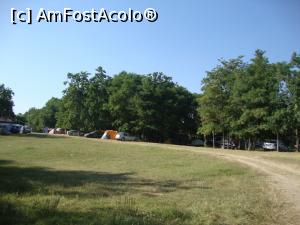 [P14] Zona de camping văzută din alt unghi. Se observă copacii care oferă suficientă umbră doritorilor de cazare la cort.  » foto by Floryn81
 - 
<span class="allrVoted glyphicon glyphicon-heart hidden" id="av763226"></span>
<a class="m-l-10 hidden" id="sv763226" onclick="voting_Foto_DelVot(,763226,24169)" role="button">șterge vot <span class="glyphicon glyphicon-remove"></span></a>
<a id="v9763226" class=" c-red"  onclick="voting_Foto_SetVot(763226)" role="button"><span class="glyphicon glyphicon-heart-empty"></span> <b>LIKE</b> = Votează poza</a> <img class="hidden"  id="f763226W9" src="/imagini/loader.gif" border="0" /><span class="AjErrMes hidden" id="e763226ErM"></span>