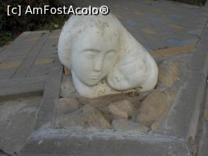 [P18] Fetești - Această delicată sculptură se află pe un colț de trotuar, pe Str. Călărași.  » foto by iulianic
 - 
<span class="allrVoted glyphicon glyphicon-heart hidden" id="av1001322"></span>
<a class="m-l-10 hidden" id="sv1001322" onclick="voting_Foto_DelVot(,1001322,24182)" role="button">șterge vot <span class="glyphicon glyphicon-remove"></span></a>
<a id="v91001322" class=" c-red"  onclick="voting_Foto_SetVot(1001322)" role="button"><span class="glyphicon glyphicon-heart-empty"></span> <b>LIKE</b> = Votează poza</a> <img class="hidden"  id="f1001322W9" src="/imagini/loader.gif" border="0" /><span class="AjErrMes hidden" id="e1001322ErM"></span>