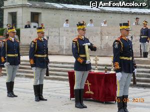 [P10] Bucureşti - Militarii Corpului de Gardă gata de depunerea urnei în mausoleu.  » foto by iulianic
 - 
<span class="allrVoted glyphicon glyphicon-heart hidden" id="av617824"></span>
<a class="m-l-10 hidden" id="sv617824" onclick="voting_Foto_DelVot(,617824,24257)" role="button">șterge vot <span class="glyphicon glyphicon-remove"></span></a>
<a id="v9617824" class=" c-red"  onclick="voting_Foto_SetVot(617824)" role="button"><span class="glyphicon glyphicon-heart-empty"></span> <b>LIKE</b> = Votează poza</a> <img class="hidden"  id="f617824W9" src="/imagini/loader.gif" border="0" /><span class="AjErrMes hidden" id="e617824ErM"></span>