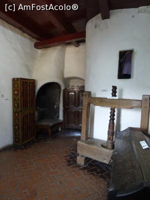 [P12] Piese expuse într-unul din holuri (în dreapta presa de seu; în fundal ușa de la 1536).  » foto by tata123 🔱
 - 
<span class="allrVoted glyphicon glyphicon-heart hidden" id="av1023959"></span>
<a class="m-l-10 hidden" id="sv1023959" onclick="voting_Foto_DelVot(,1023959,24509)" role="button">șterge vot <span class="glyphicon glyphicon-remove"></span></a>
<a id="v91023959" class=" c-red"  onclick="voting_Foto_SetVot(1023959)" role="button"><span class="glyphicon glyphicon-heart-empty"></span> <b>LIKE</b> = Votează poza</a> <img class="hidden"  id="f1023959W9" src="/imagini/loader.gif" border="0" /><span class="AjErrMes hidden" id="e1023959ErM"></span>