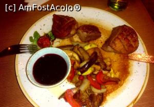 [P19] Rață cu legume la Restaurant Vânătorul » foto by meehi
 - 
<span class="allrVoted glyphicon glyphicon-heart hidden" id="av1027338"></span>
<a class="m-l-10 hidden" id="sv1027338" onclick="voting_Foto_DelVot(,1027338,24536)" role="button">șterge vot <span class="glyphicon glyphicon-remove"></span></a>
<a id="v91027338" class=" c-red"  onclick="voting_Foto_SetVot(1027338)" role="button"><span class="glyphicon glyphicon-heart-empty"></span> <b>LIKE</b> = Votează poza</a> <img class="hidden"  id="f1027338W9" src="/imagini/loader.gif" border="0" /><span class="AjErrMes hidden" id="e1027338ErM"></span>