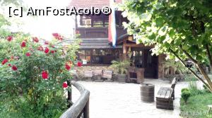 [P23] Restaurantul Petro din Rastoke - curtea plină de flori.  » foto by Aurici
 - 
<span class="allrVoted glyphicon glyphicon-heart hidden" id="av1027417"></span>
<a class="m-l-10 hidden" id="sv1027417" onclick="voting_Foto_DelVot(,1027417,24542)" role="button">șterge vot <span class="glyphicon glyphicon-remove"></span></a>
<a id="v91027417" class=" c-red"  onclick="voting_Foto_SetVot(1027417)" role="button"><span class="glyphicon glyphicon-heart-empty"></span> <b>LIKE</b> = Votează poza</a> <img class="hidden"  id="f1027417W9" src="/imagini/loader.gif" border="0" /><span class="AjErrMes hidden" id="e1027417ErM"></span>