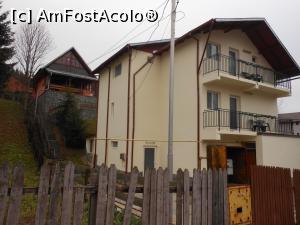 [P28] Bușteni - Casa Zura. În plan secund, locuința gazdelor.  » foto by iulianic
 - 
<span class="allrVoted glyphicon glyphicon-heart hidden" id="av1029782"></span>
<a class="m-l-10 hidden" id="sv1029782" onclick="voting_Foto_DelVot(,1029782,24570)" role="button">șterge vot <span class="glyphicon glyphicon-remove"></span></a>
<a id="v91029782" class=" c-red"  onclick="voting_Foto_SetVot(1029782)" role="button"><span class="glyphicon glyphicon-heart-empty"></span> <b>LIKE</b> = Votează poza</a> <img class="hidden"  id="f1029782W9" src="/imagini/loader.gif" border="0" /><span class="AjErrMes hidden" id="e1029782ErM"></span>