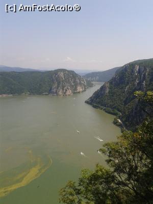 [P18] Golful Dubova si intrarea in Cazanele Mici » foto by spiros
 - 
<span class="allrVoted glyphicon glyphicon-heart hidden" id="av767449"></span>
<a class="m-l-10 hidden" id="sv767449" onclick="voting_Foto_DelVot(,767449,24578)" role="button">șterge vot <span class="glyphicon glyphicon-remove"></span></a>
<a id="v9767449" class=" c-red"  onclick="voting_Foto_SetVot(767449)" role="button"><span class="glyphicon glyphicon-heart-empty"></span> <b>LIKE</b> = Votează poza</a> <img class="hidden"  id="f767449W9" src="/imagini/loader.gif" border="0" /><span class="AjErrMes hidden" id="e767449ErM"></span>