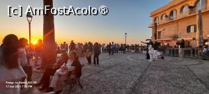 [P15] Aglomerație mare la apus în Piazza del Cannone » foto by irinad
 - 
<span class="allrVoted glyphicon glyphicon-heart hidden" id="av1523103"></span>
<a class="m-l-10 hidden" id="sv1523103" onclick="voting_Foto_DelVot(,1523103,24664)" role="button">șterge vot <span class="glyphicon glyphicon-remove"></span></a>
<a id="v91523103" class=" c-red"  onclick="voting_Foto_SetVot(1523103)" role="button"><span class="glyphicon glyphicon-heart-empty"></span> <b>LIKE</b> = Votează poza</a> <img class="hidden"  id="f1523103W9" src="/imagini/loader.gif" border="0" /><span class="AjErrMes hidden" id="e1523103ErM"></span>