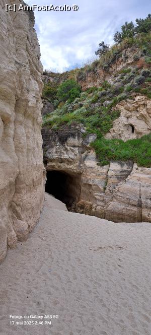 [P74] Grotă lângă portul din Tropeea » foto by irinad
 - 
<span class="allrVoted glyphicon glyphicon-heart hidden" id="av1523162"></span>
<a class="m-l-10 hidden" id="sv1523162" onclick="voting_Foto_DelVot(,1523162,24664)" role="button">șterge vot <span class="glyphicon glyphicon-remove"></span></a>
<a id="v91523162" class=" c-red"  onclick="voting_Foto_SetVot(1523162)" role="button"><span class="glyphicon glyphicon-heart-empty"></span> <b>LIKE</b> = Votează poza</a> <img class="hidden"  id="f1523162W9" src="/imagini/loader.gif" border="0" /><span class="AjErrMes hidden" id="e1523162ErM"></span>