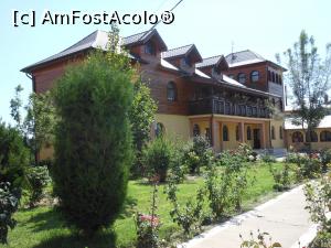 [P11] Mănăstirea Coslogeni - Înconjurată de verdeață, o clădire administrativă.  » foto by iulianic
 - 
<span class="allrVoted glyphicon glyphicon-heart hidden" id="av997201"></span>
<a class="m-l-10 hidden" id="sv997201" onclick="voting_Foto_DelVot(,997201,24699)" role="button">șterge vot <span class="glyphicon glyphicon-remove"></span></a>
<a id="v9997201" class=" c-red"  onclick="voting_Foto_SetVot(997201)" role="button"><span class="glyphicon glyphicon-heart-empty"></span> <b>LIKE</b> = Votează poza</a> <img class="hidden"  id="f997201W9" src="/imagini/loader.gif" border="0" /><span class="AjErrMes hidden" id="e997201ErM"></span>